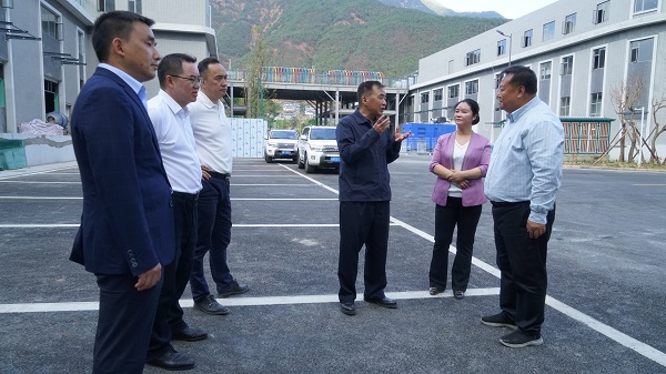 涼山州州委副書記州長(zhǎng)阿石拉比到?jīng)錾街萜沸罗r(nóng)業(yè)開發(fā)有限公司德昌供港果蔬融合項(xiàng)目現(xiàn)場(chǎng)調(diào)研